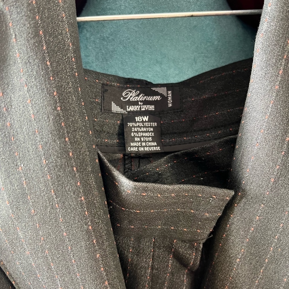 Larry Levine Gray/Pink Pantsuit - Picture 3 of 9